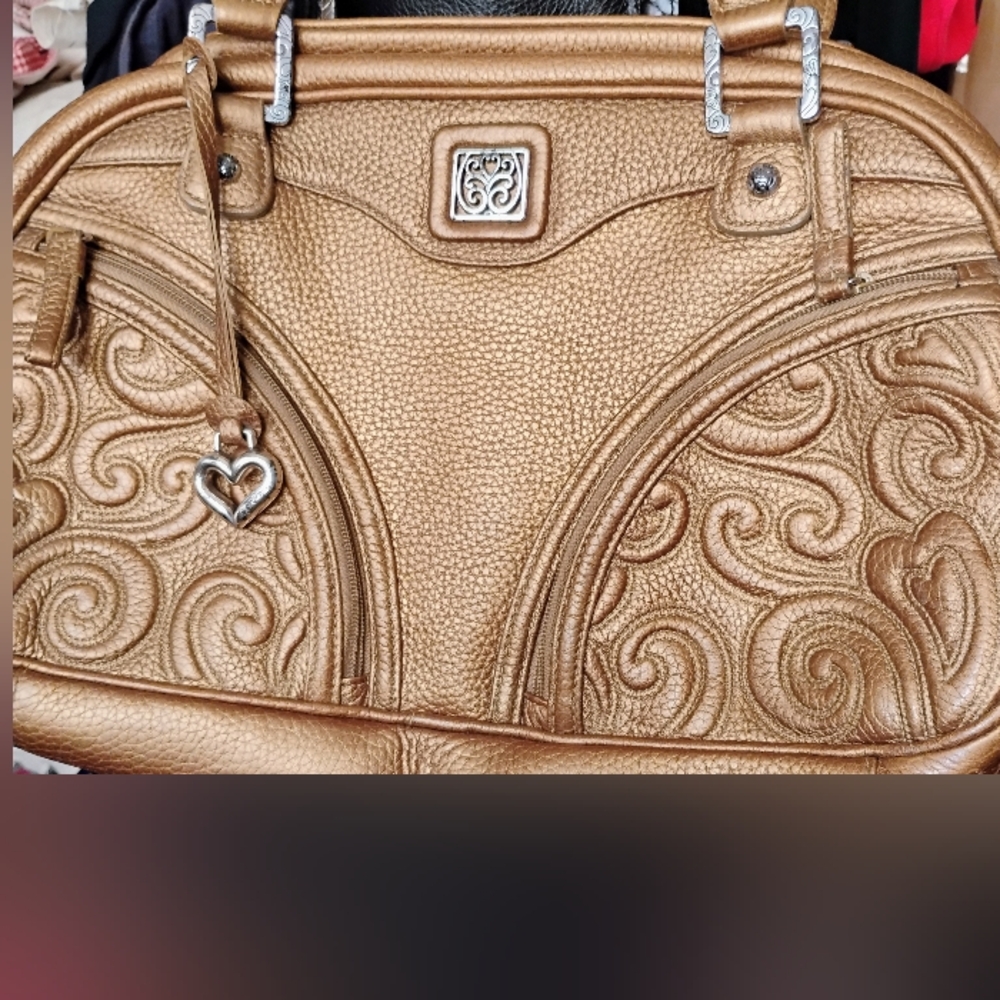 Chic Gold Shoulder Bag with Heart Charm